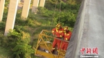 图为：消防官兵在高空进行救援。东阳消防供图 - 浙江新闻网