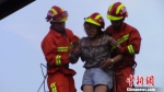 图为：消防官兵将孩子母亲救出。东阳消防供图 - 浙江新闻网