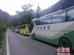 停止路边的大巴车 衢州游客拍摄 摄 - 浙江新闻网