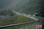 大客车载着游客冒雨撤离。 中新社记者 刘忠俊 摄 - 浙江新闻网