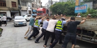 图为：警民合力救援。苍南公安供图 - 浙江新闻网