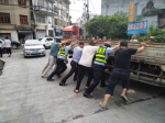 图为：警民合力救援。苍南公安供图 - 浙江新闻网