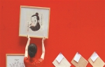 2012年中国国际动漫节上举行了动漫博物馆藏品捐赠仪式，礼仪小姐把上海上海美影厂老艺术家常光希捐赠的《宝莲灯》展品挂到展示墙上。 记者 陈中秋 摄 - 浙江网