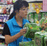 全科网格员梁爽正在检查超市促销食品的保质期。　黄晶晶　摄 - 浙江新闻网