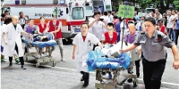 8月9日下午，九寨沟地震伤员被送至四川省绵阳市中心医院。 新华社发 - 浙江新闻网