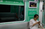 图为：印有武侠主题书摘的车厢为绿色。王远 - 浙江新闻网