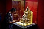 图为：市民正在参观展出的铜释迦牟尼像。王远 - 浙江新闻网