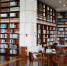 图为：图书馆内大量的藏书吸引了众多爱好阅读的市民。 - 浙江新闻网