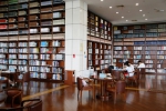 图为：图书馆内大量的藏书吸引了众多爱好阅读的市民。 - 浙江新闻网