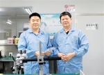 李方平（右）、李楚父子在实验室。 - 浙江新闻网