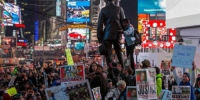 当地时间2014年11月26日，美国纽约，数百抗议者聚集在纽约时代广场游行，抗议美国枪杀黑人青年的警察未遭起诉。 - 浙江新闻网