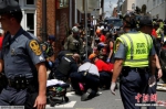 当地时间2017年8月12日，美国弗吉尼亚州夏洛茨维尔市“另类右翼”集会引发暴力冲突，当地警方称目前至少3人死亡、35人受伤。 - 浙江新闻网