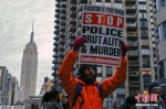 美国首都华盛顿特区、纽约以及波士顿等城市爆发示威游行，美国民众呼吁各界关注被警察打死的手无寸铁的黑人平民。 - 浙江新闻网