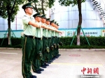 图为：官兵正步摆臂练习。　张统纲 摄 - 浙江新闻网