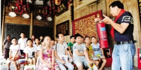 日前，东阳市江北街道甘东文化礼堂，消防志愿者在给孩子们讲解日常用火等安全常识。 包康轩 摄 - 浙江新闻网
