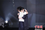图为：刘若英和好友阿信在演唱会现场拥抱。　官方供图 摄 - 浙江新闻网