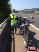 图为：“90后”研究生在沈海高速公路上演“千里走单骑”。　王信　摄 - 浙江新闻网