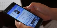 图为：台州一位网格员正在利用手机对租客进行身份信息确认。　王刚　摄 - 浙江新闻网