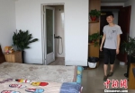 图为：徐明超展示自己通过租房平台找到的房子。　王刚 摄 - 浙江新闻网