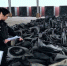 图为宁波海关工作人员查验废橡胶。　潘威　摄 - 浙江新闻网