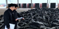 图为宁波海关工作人员查验废橡胶。　潘威　摄 - 浙江新闻网