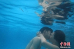 参赛者在水下接吻。 泱波 摄 - 浙江新闻网