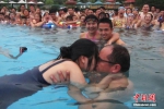 水中接吻比赛吸引了很多年轻人参与。 泱波 摄 - 浙江新闻网