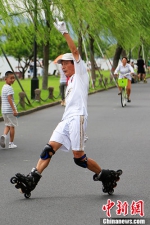 8月22日，一名轮滑爱好者正在练习花样轮滑动作。 中新社记者 王远 摄 - 浙江新闻网