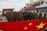 图为：官兵们在国旗前宣誓。吴金阳（通讯员） - 浙江新闻网