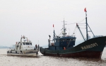 图为：公边艇靠近一艘渔船。吴金阳（通讯员） - 浙江新闻网