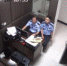 图为：警方对胡某进行审问。江山公安供图 - 浙江新闻网