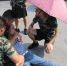 图为：中队官兵对女子进行紧急救助。横店中队供图 - 浙江新闻网