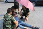 图为：中队官兵对女子进行紧急救助。横店中队供图 - 浙江新闻网