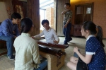 卢云开正在弹古琴。德清县新闻中心提供 - 浙江新闻网
