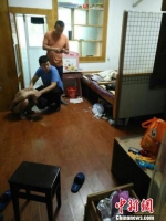 图为：嫌疑人在住房内被捕。　兰溪公安供图 摄 - 浙江新闻网