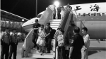 昨晚9点，44名嫌犯被押解回温州龙湾机场。 汪子芳 摄 - 浙江新闻网