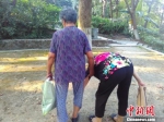 两位老人在散步　永嘉宣传部提供　摄 - 浙江新闻网