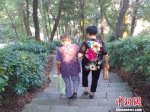 两位老人在散步 永嘉宣传部提供 摄 - 浙江新闻网