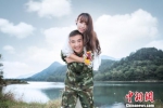 图为：刘军与妻子的婚纱照。　丽水武警供图 摄 - 浙江新闻网