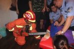 图为：消防官兵对美容床进行切割。金华消防供图 - 浙江新闻网
