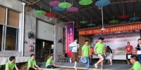 浙江节节高碳业有限公司特色工厂前，一群人正在跳竹竿舞。　奚金燕　摄 - 浙江新闻网