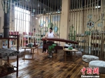 浙江节节高碳业有限公司特色工厂内，艺人正在弹奏古筝。　奚金燕 摄 - 浙江新闻网