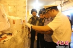 图为：办案人员在查验冻品。　陈琪 摄 - 浙江新闻网