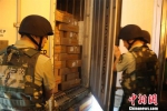 图为：海警官兵打开涉案集装箱。　陈琪 摄 - 浙江新闻网