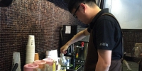 吴徽正在制作黄酒奶茶。毛维佳 - 浙江新闻网