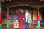 与西藏萨迦寺活佛、萨迦县政协副主席洛卓加措（左）合影 - 浙江新闻网