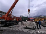 “珠峰奇石”在西藏日喀则起运时称了一下石头的重量，4.15吨 - 浙江新闻网