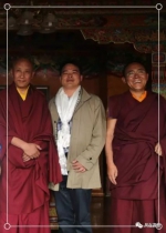 2014年8月拜访萨迦寺时与活佛洛卓加措（左）、强巴热杰（右）合影 - 浙江新闻网
