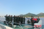 图为：浙江海警第二支队官兵正在进行护航演练。　何蒋勇 摄 - 浙江新闻网