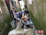 村干部组织村民将罐子里的水都倒了。村干部供图 - 浙江新闻网